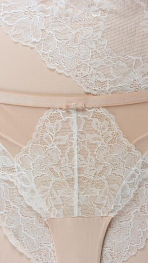 sku: S25-0392-O2-BRO-LZ | Brand: Marc Andre  | Size: 36 38 40 42 44 46  | Colors: Пудровый/Бежевый/Белый  | Бренды Marc&Andre | Трусы Нижнее белье Бразильяна | Title: Слипы GORGEOUS