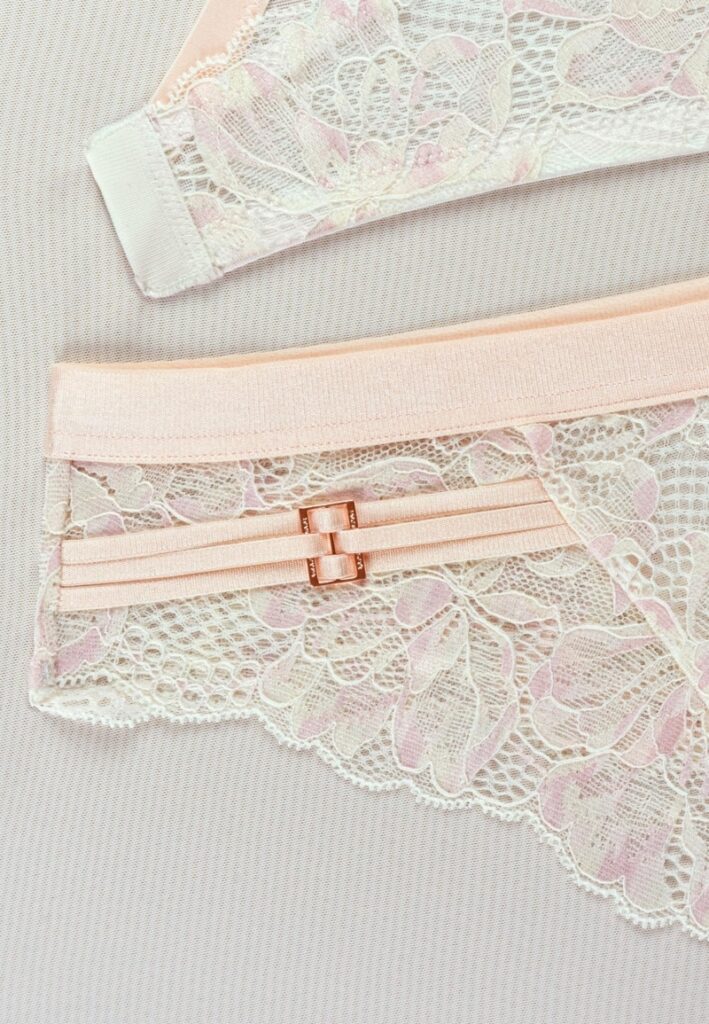 sku: S25-0291-O2-STL-LZ | Brand: Marc Andre  | Size: 36 38 40 42 44  | Colors: Айвори  | Бренды Marc&Andre | Трусы Нижнее белье Стринги | Title: Стринги DEVOTION