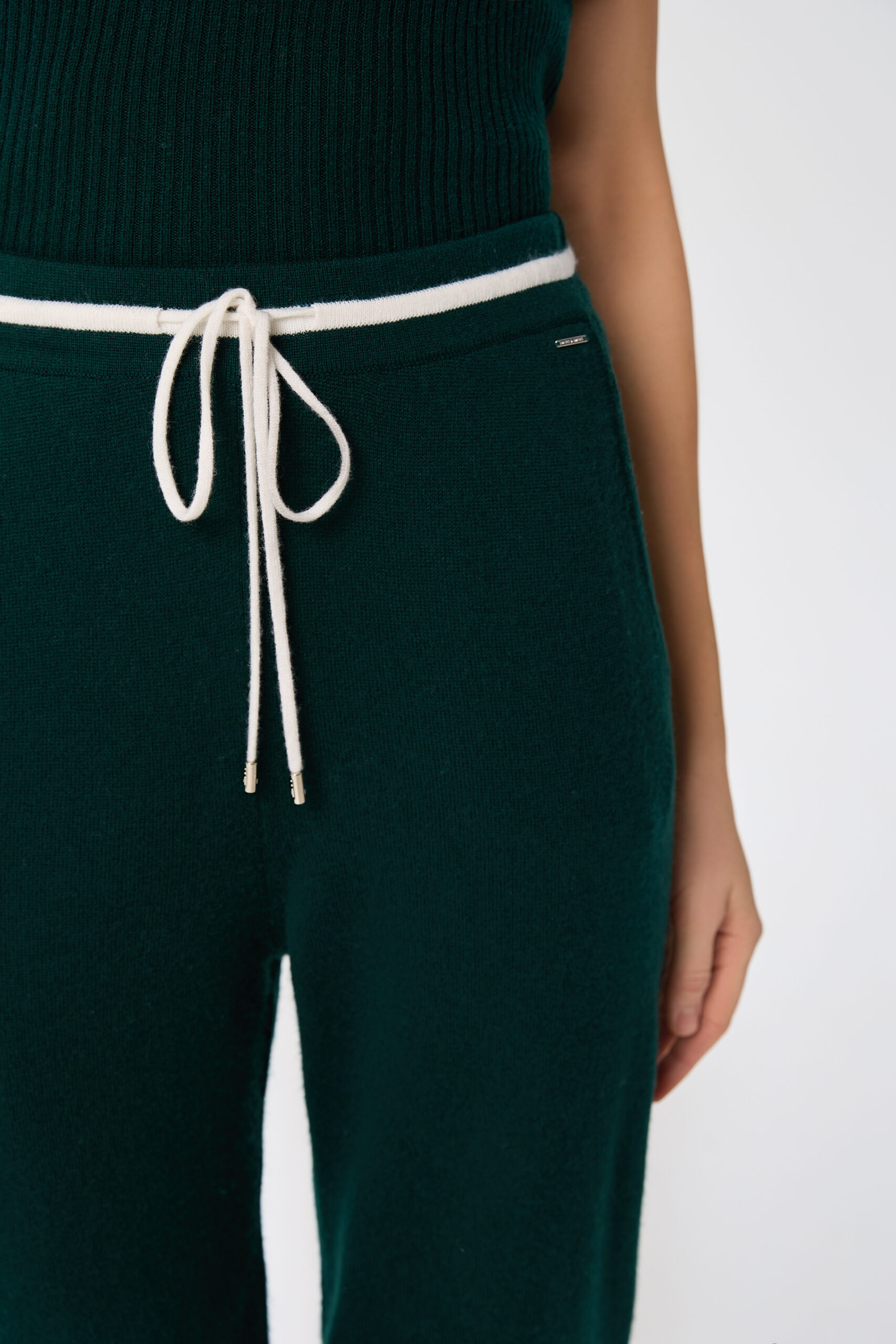 sku: W25-00CH0710 | Brand: Marc Andre  | Size: 36 38 40 42 44 46  | Colors: Зеленый  | Бренды Marc&Andre | Кашемир Брюки | Title: Брюки URBAN BLOCK