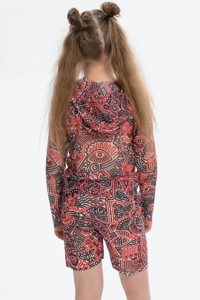 sku: 25002535 | Brand: RoDaSoleil  | Size: 104 110 116 122 128 134 140 146 152 158  | Colors: Цветной  | Бренды RoDaSoleil | Детские купальники | Title: Футболка DOODLING с капюшоном