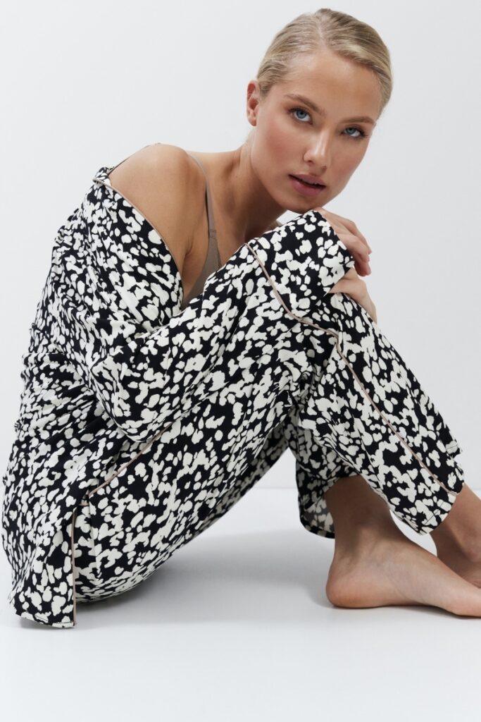 sku: SOLENE | Brand: Aruelle  | Size: XSmall Small Medium Large XLarge XXLarge  | Colors: Черный/Молочный  | Бренды Aruelle | Домашняя одежда Пижамы | Title: Пижама с брюками SOLENE