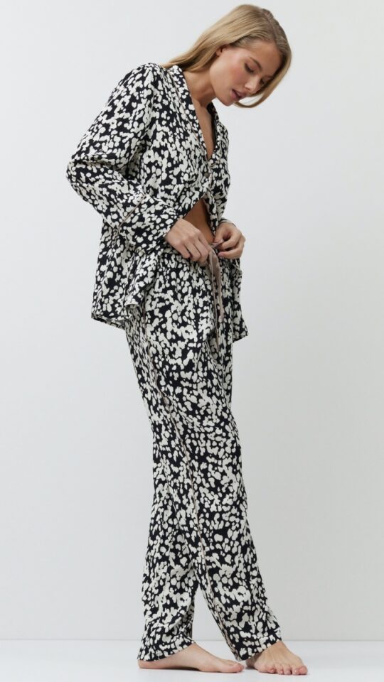 sku: SOLENE | Brand: Aruelle  | Size: XSmall Small Medium Large XLarge XXLarge  | Colors: Черный/Молочный  | Бренды Aruelle | Домашняя одежда Пижамы | Title: Пижама с брюками SOLENE