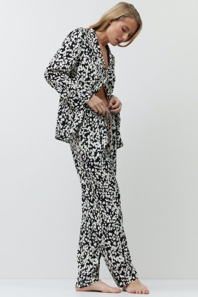 sku: SOLENE | Brand: Aruelle  | Size: XSmall Small Medium Large XLarge XXLarge  | Colors: Черный/Молочный  | Бренды Aruelle | Домашняя одежда Пижамы | Title: Пижама с брюками SOLENE