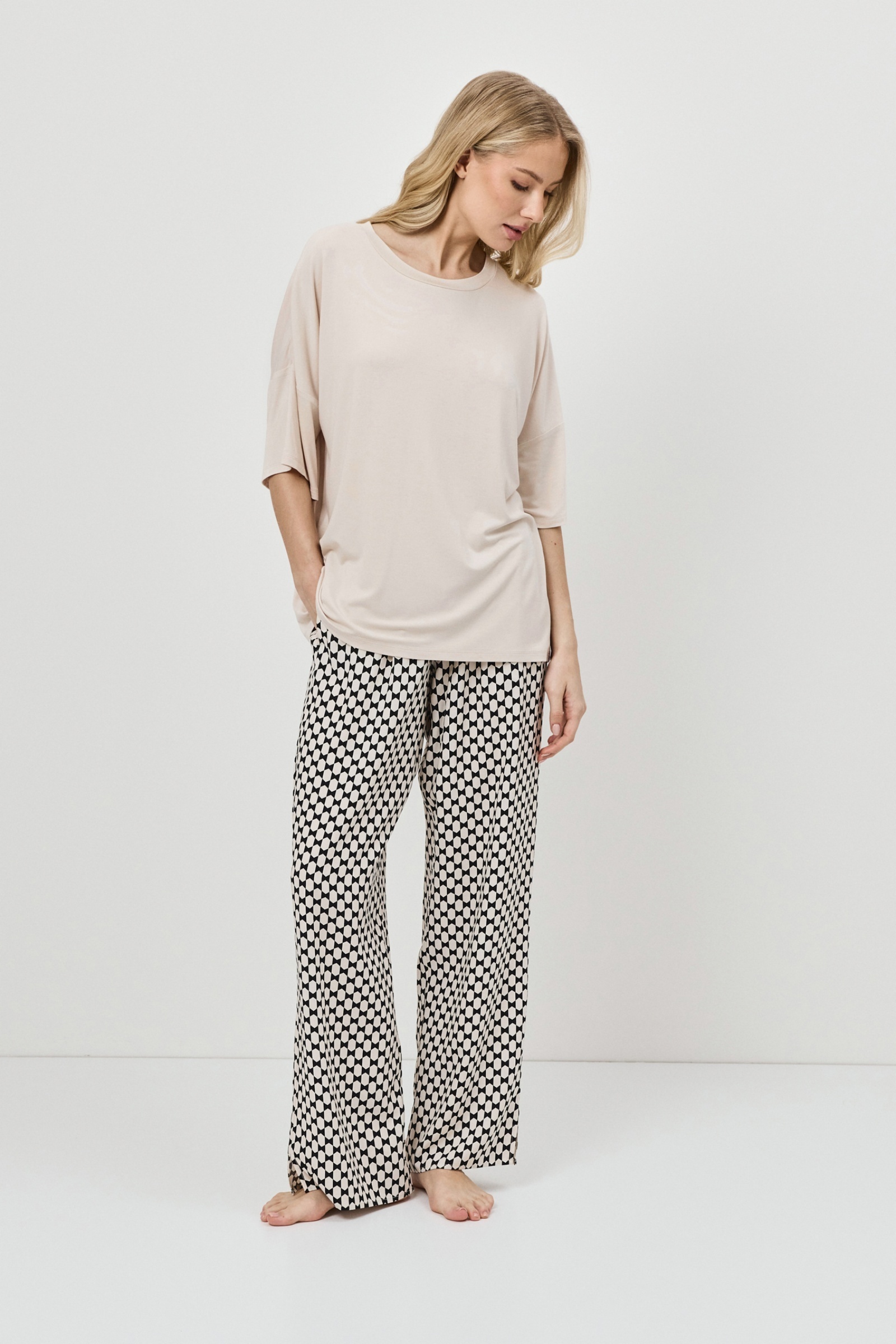 sku: VEDA | Brand: Aruelle  | Size: XSmall Small Medium Large XLarge XXLarge  | Colors: Песочный/Черный  | Бренды Aruelle | Домашняя одежда Пижамы | Title: Пижама с брюками VEDA