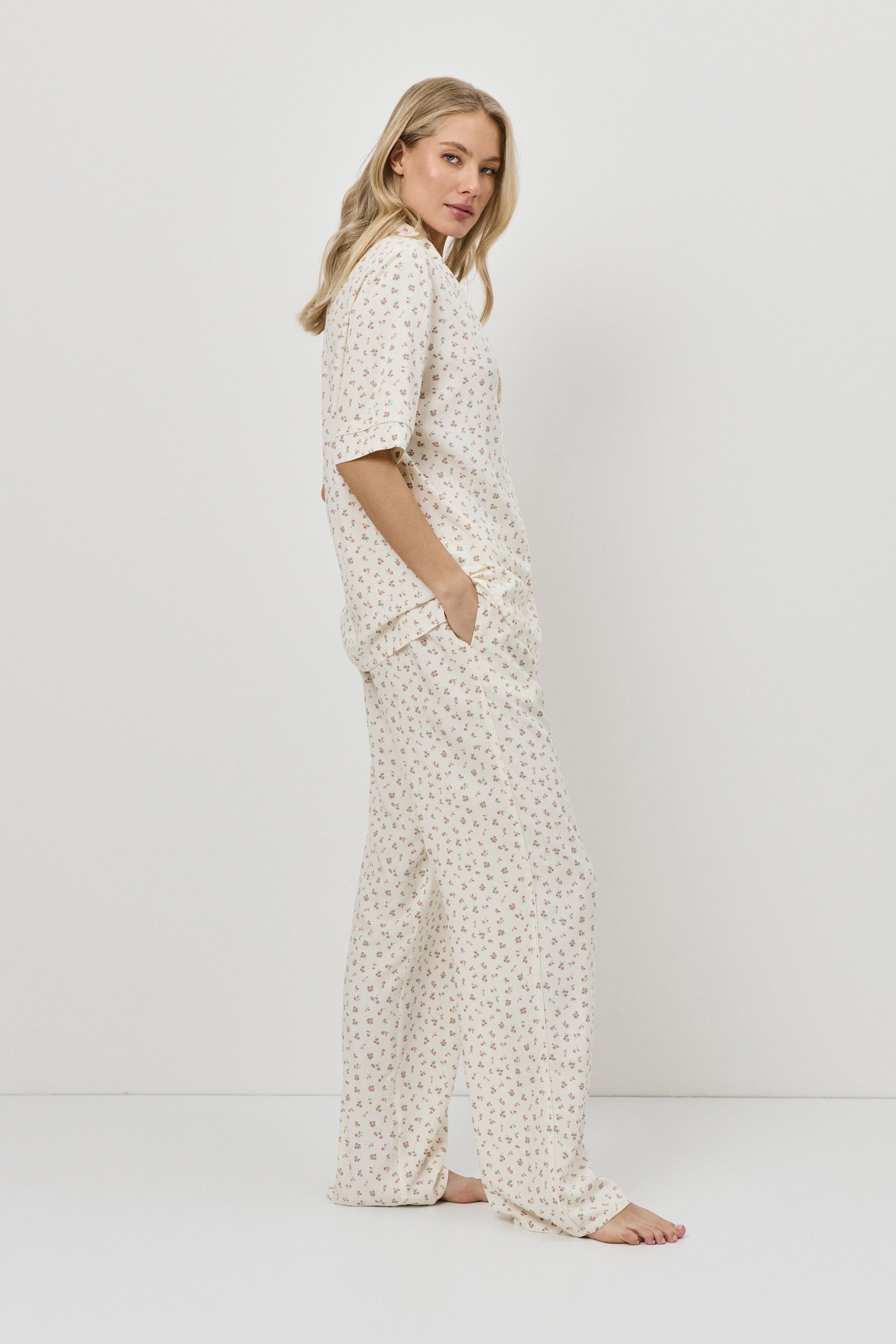 sku: CAPRIELLE | Brand: Aruelle | Size: XSmall Small Medium Large XLarge XXLarge | Colors: Бледно-Желтый | Бренды Aruelle | Домашняя одежда Пижамы | Title: Пижама с брюками CAPRIELLE