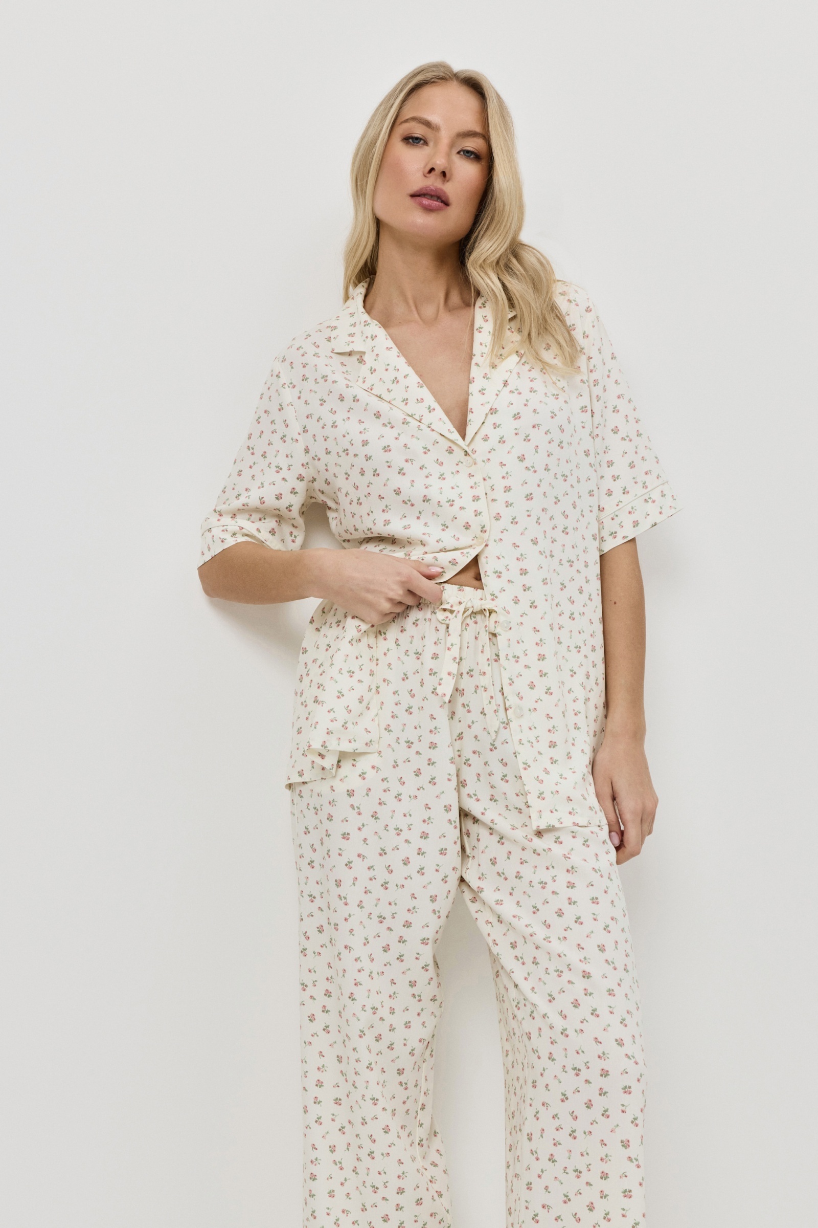 sku: CAPRIELLE | Brand: Aruelle | Size: XSmall Small Medium Large XLarge XXLarge | Colors: Бледно-Желтый | Бренды Aruelle | Домашняя одежда Пижамы | Title: Пижама с брюками CAPRIELLE