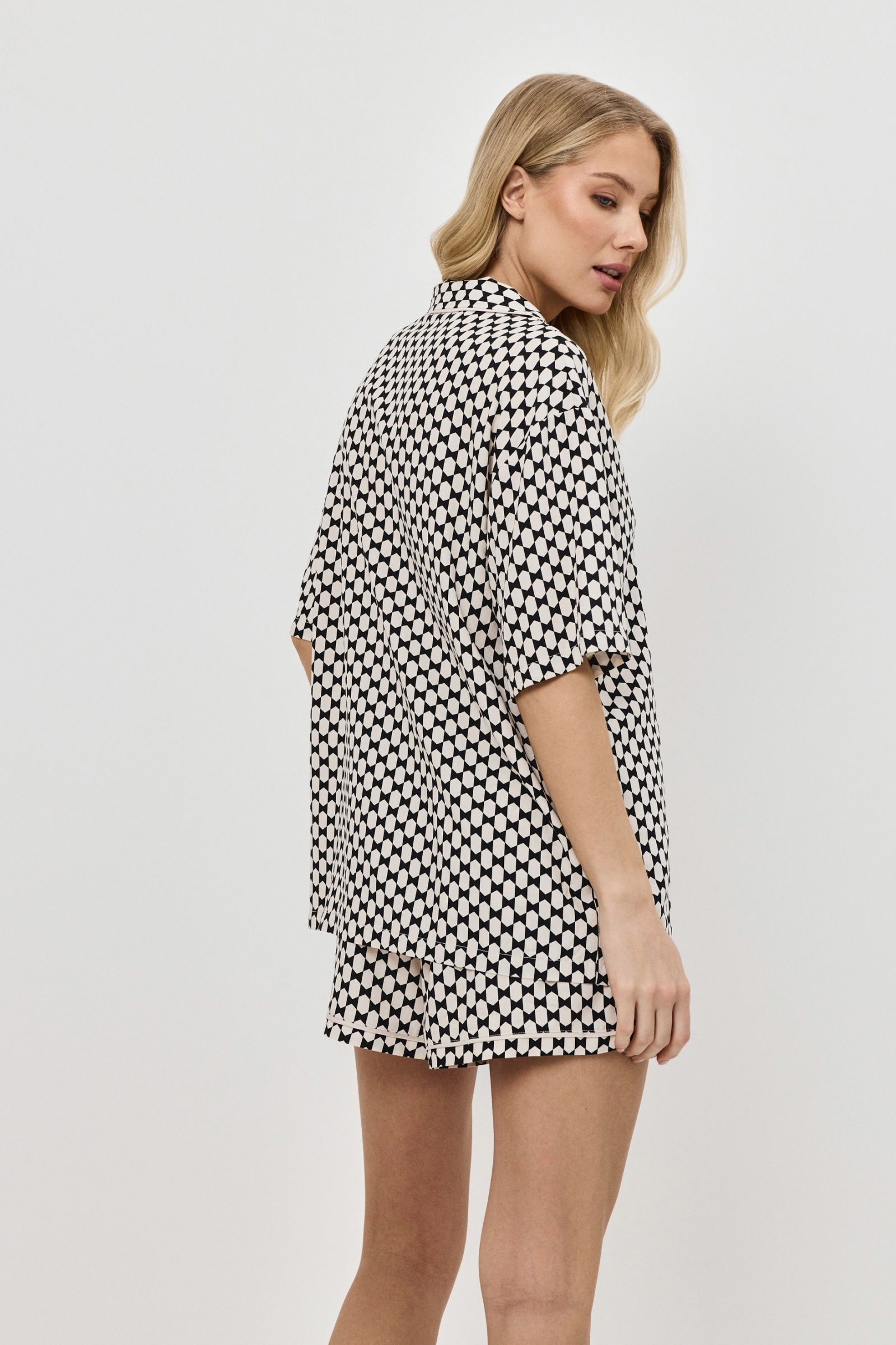 sku: VESPER | Brand: Aruelle  | Size: XSmall Small Medium Large XLarge XXLarge  | Colors: Черный/Песочный  | Бренды Aruelle | Домашняя одежда Пижамы | Title: Пижама с шортами VESPER