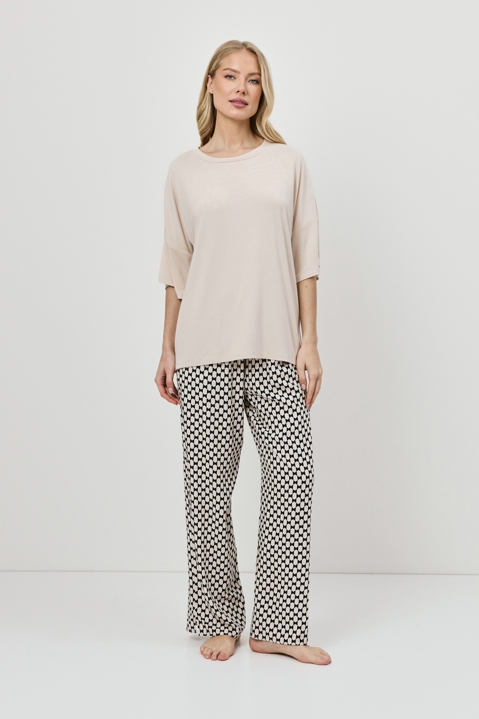 sku: VEDA | Brand: Aruelle  | Size: XSmall Small Medium Large XLarge XXLarge  | Colors: Песочный/Черный  | Бренды Aruelle | Домашняя одежда Пижамы | Title: Пижама с брюками VEDA