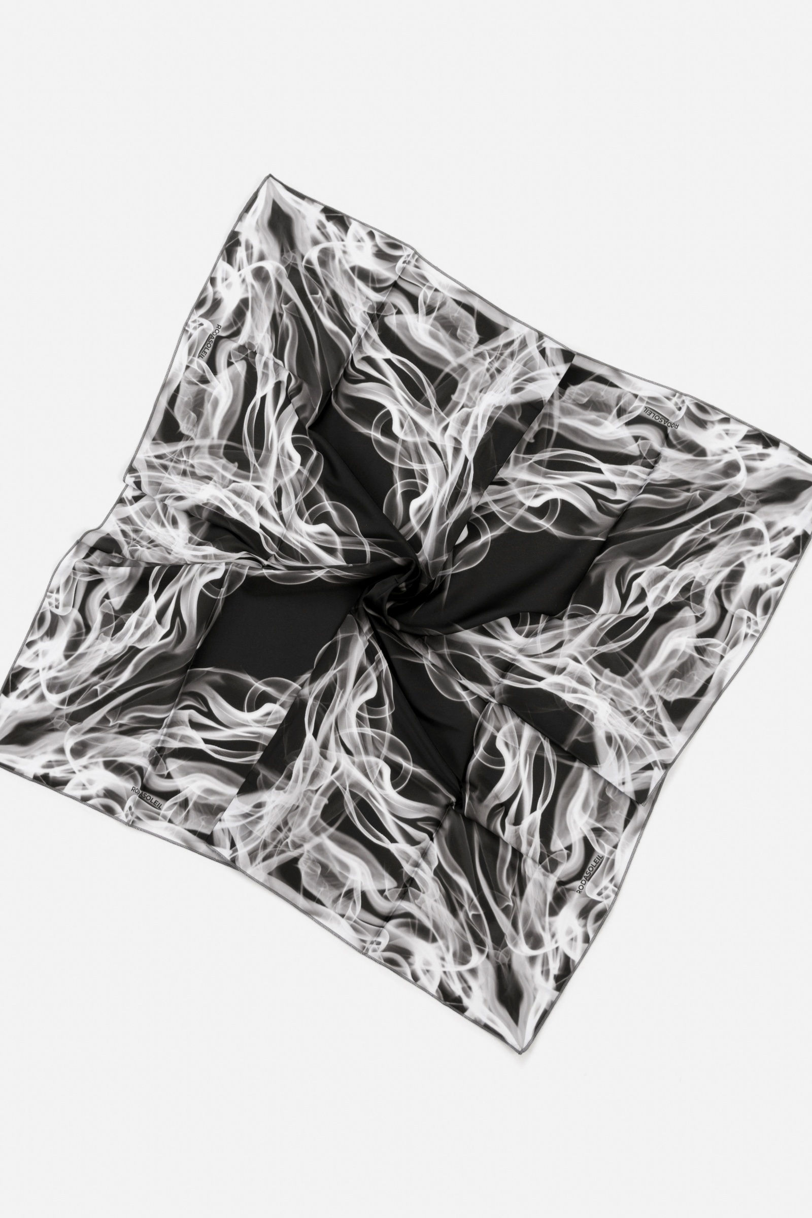 sku: ПА2472 | Brand: RoDaSoleil  | Size: 70x70  | Colors: Цветной  | Бренды RoDaSoleil | Аксессуары | Title: Платок ДЫМ