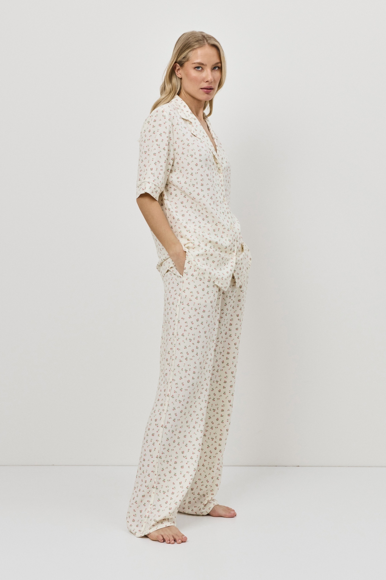 sku: CAPRIELLE | Brand: Aruelle | Size: XSmall Small Medium Large XLarge XXLarge | Colors: Бледно-Желтый | Бренды Aruelle | Домашняя одежда Пижамы | Title: Пижама с брюками CAPRIELLE