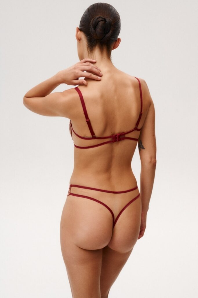 sku: 1035 | Brand: Undress Code  | Size: Small Medium Large  | Colors: Бордовый  | Бренды Undress Code | Трусы Нижнее белье Стринги | Title: Стринги FAYE