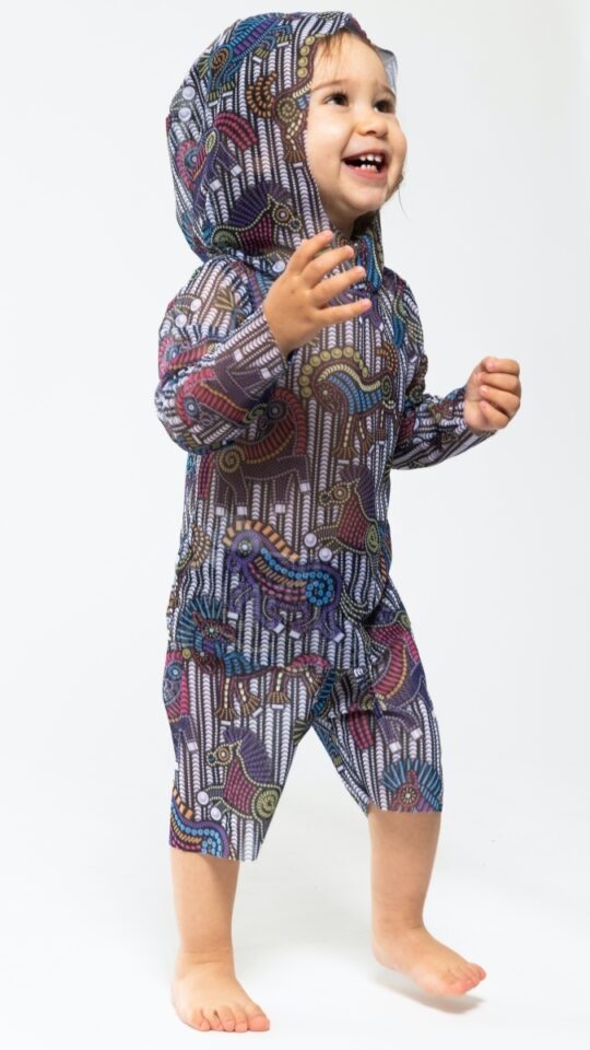 sku: 26002562 | Brand: RoDaSoleil  | Size: 104 110 116 122 128 134 140 146  | Colors: Цветной  | Бренды RoDaSoleil | Детские купальники | Title: Футболка ГОД ЛОШАДИ с капюшоном