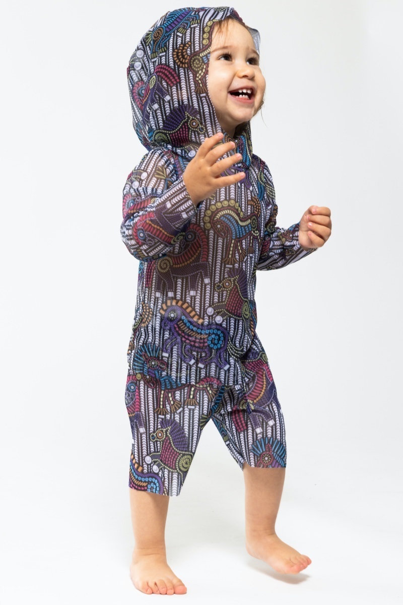 sku: 26002562 | Brand: RoDaSoleil  | Size: 104 110 116 122 128 134 140 146  | Colors: Цветной  | Бренды RoDaSoleil | Детские купальники | Title: Футболка ГОД ЛОШАДИ с капюшоном