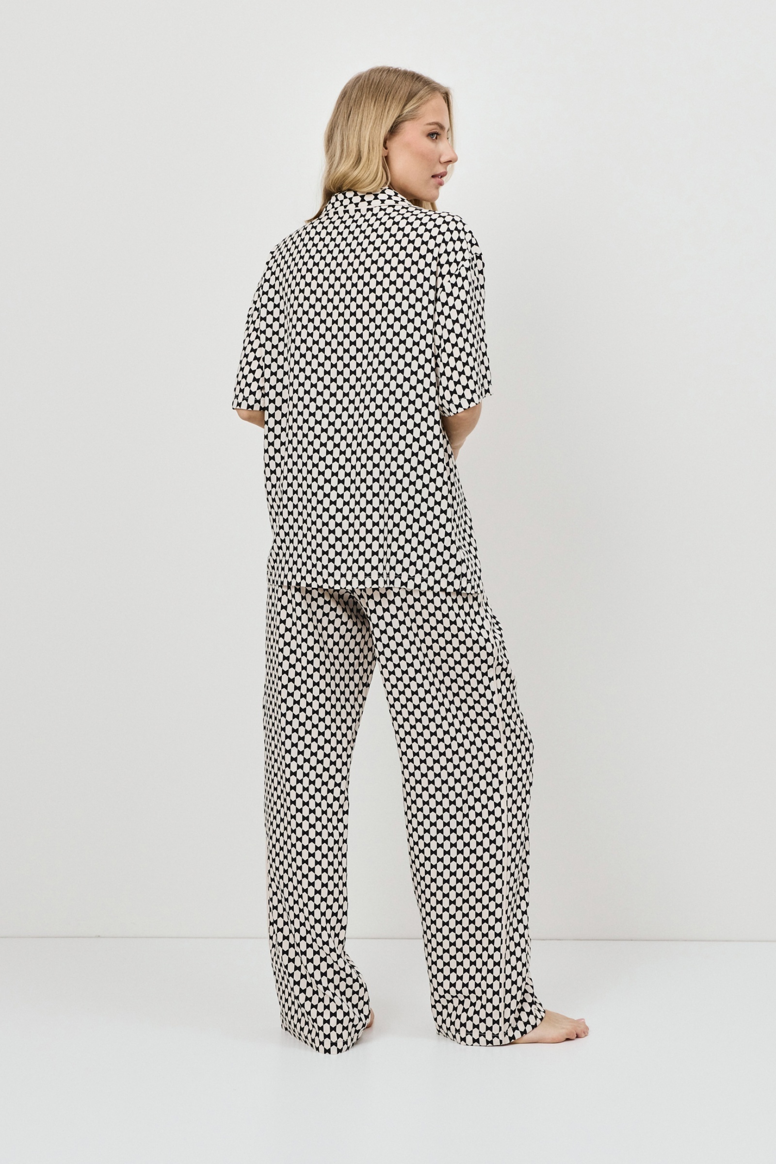 sku: VESPER | Brand: Aruelle  | Size: XSmall Small Medium Large XLarge XXLarge  | Colors: Черный/Песочный  | Бренды Aruelle | Домашняя одежда Пижамы | Title: Пижама с брюками VESPER