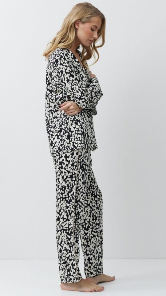 sku: SOLENE | Brand: Aruelle  | Size: XSmall Small Medium Large XLarge XXLarge  | Colors: Черный/Молочный  | Бренды Aruelle | Домашняя одежда Пижамы | Title: Пижама с брюками SOLENE