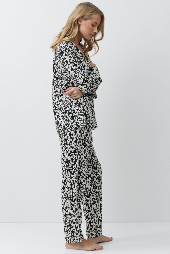 sku: SOLENE | Brand: Aruelle  | Size: XSmall Small Medium Large XLarge XXLarge  | Colors: Черный/Молочный  | Бренды Aruelle | Домашняя одежда Пижамы | Title: Пижама с брюками SOLENE