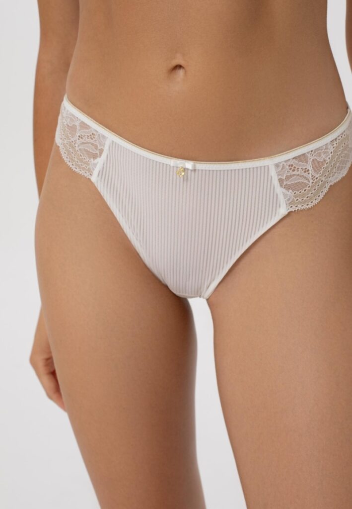 sku: S25-0191-O2-STL-LZ | Brand: Marc Andre  | Size: 36 38 40 42 44  | Colors: Белый  | Бренды Marc&Andre | Трусы Нижнее белье Стринги | Title: Стринги EMBRACING