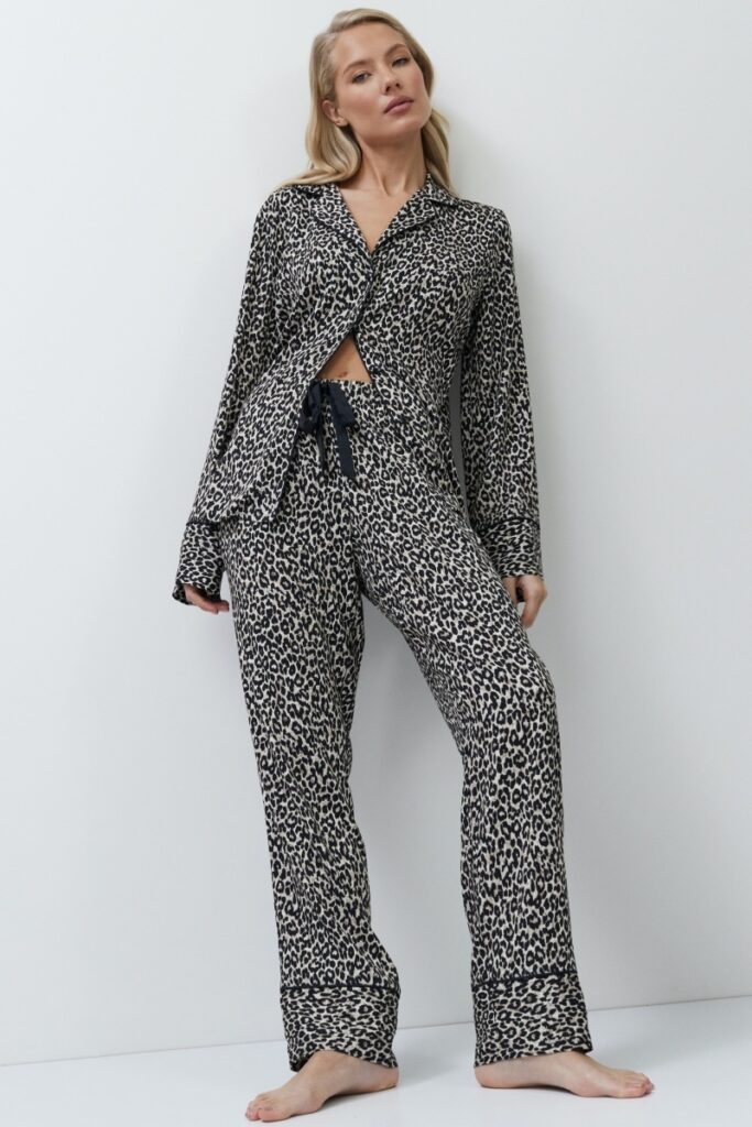 sku: LEONA | Brand: Aruelle  | Size: XSmall Small Medium Large XLarge XXLarge  | Colors: Леопард  | Бренды Aruelle | Домашняя одежда Пижамы | Title: Пижама с брюками LEONA
