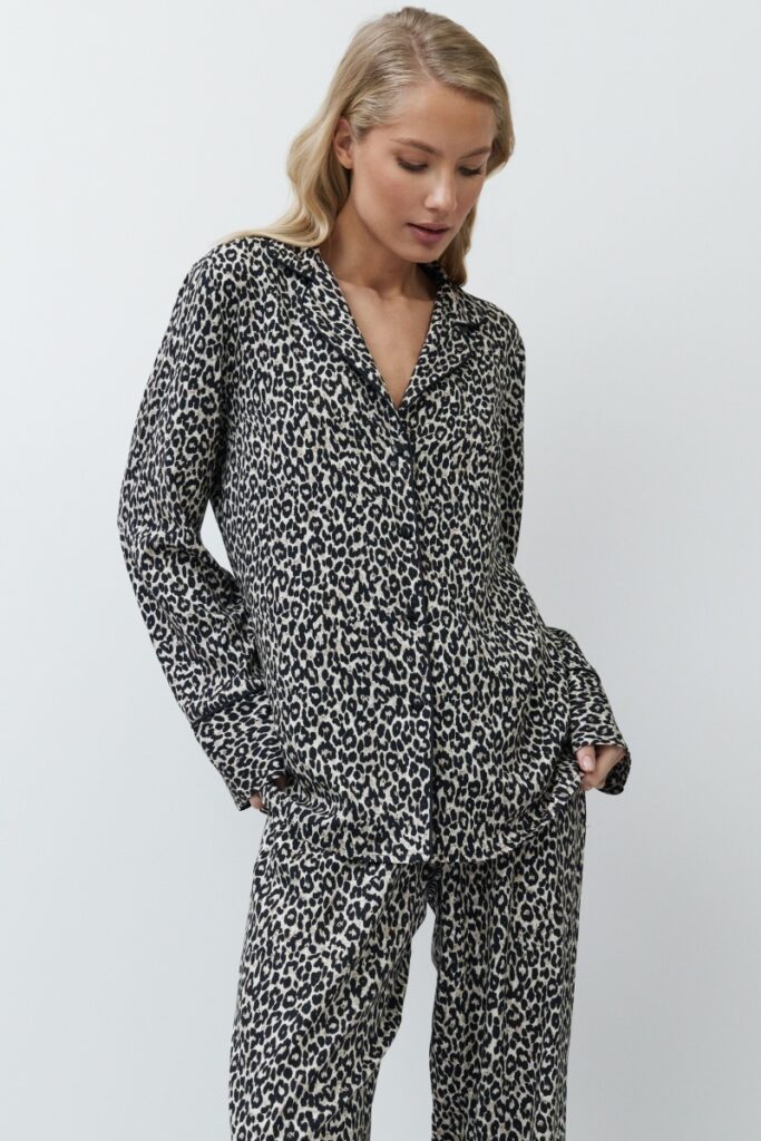sku: LEONA | Brand: Aruelle  | Size: XSmall Small Medium Large XLarge XXLarge  | Colors: Леопард  | Бренды Aruelle | Домашняя одежда Пижамы | Title: Пижама с брюками LEONA