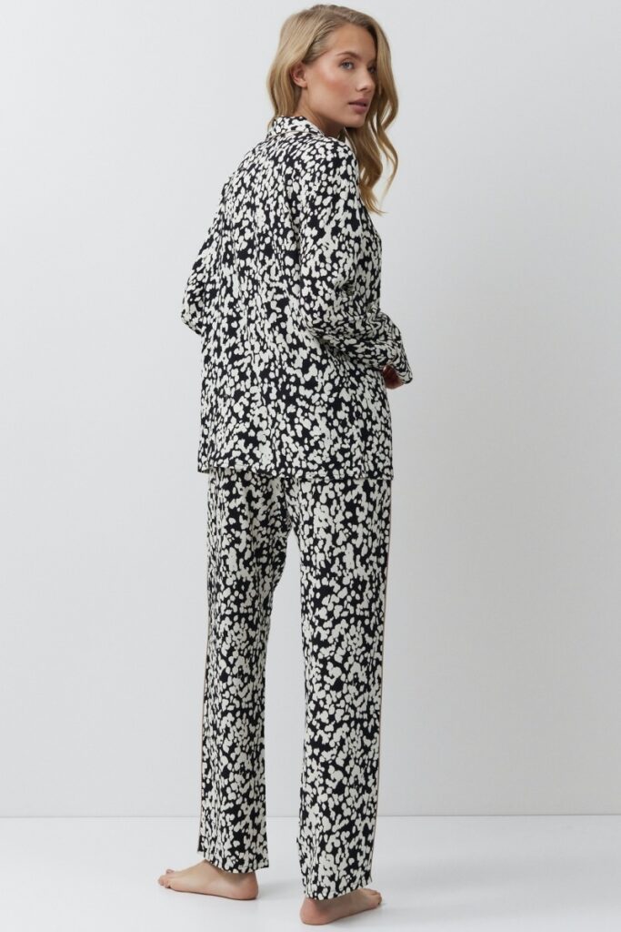 sku: SOLENE | Brand: Aruelle  | Size: XSmall Small Medium Large XLarge XXLarge  | Colors: Черный/Молочный  | Бренды Aruelle | Домашняя одежда Пижамы | Title: Пижама с брюками SOLENE