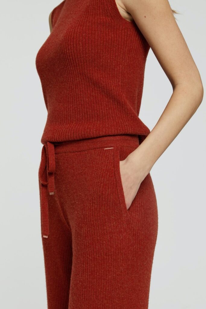 sku: W23-00CH0510 | Brand: Marc Andre  | Size: 36 38 40 42 44 46  | Colors: Красный  | Бренды Marc&Andre | Кашемир Брюки | Title: Брюки ELEGANT CONTUR