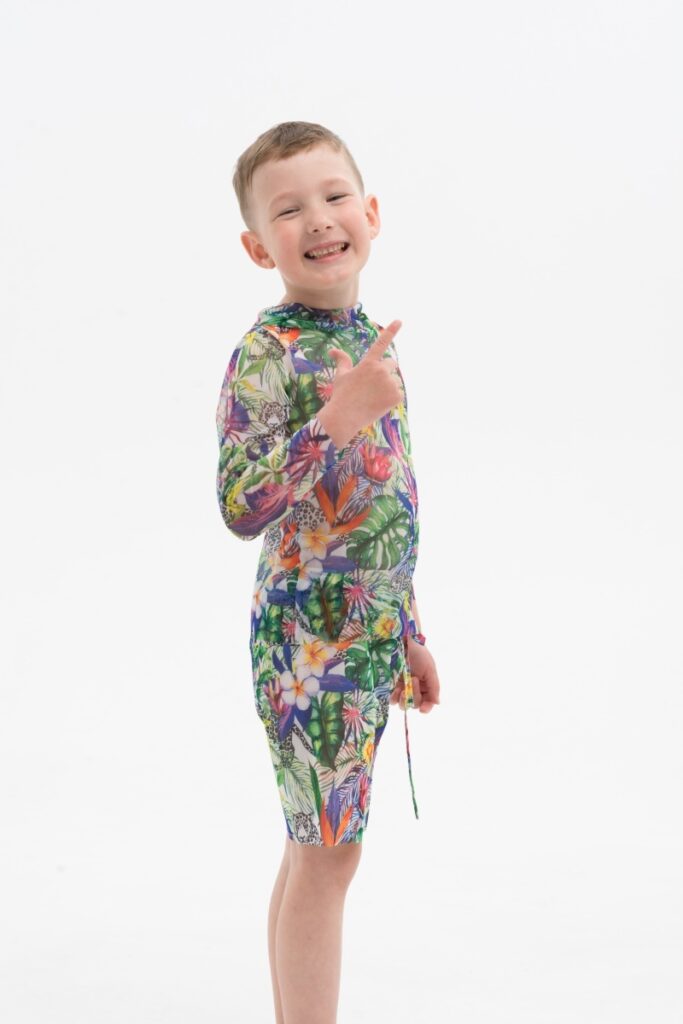 sku: 23002538 | Brand: RoDaSoleil  | Size: 104 110 116 122 128 134 140 146  | Colors: Цветной  | Бренды RoDaSoleil | Детские купальники | Title: Футболка ГЕПАРДЫ с капюшоном