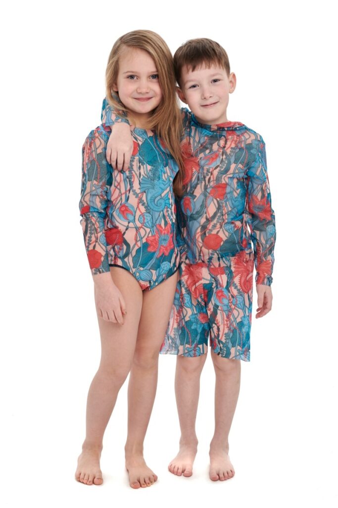 sku: 24002510 | Brand: RoDaSoleil  | Size: 104 110 116 122 128 134 140 146 152 158  | Colors: Цветной  | Бренды RoDaSoleil | Детские купальники | Title: Футболка МОРСКИЕ ЕДИНОРОГИ с капюшоном