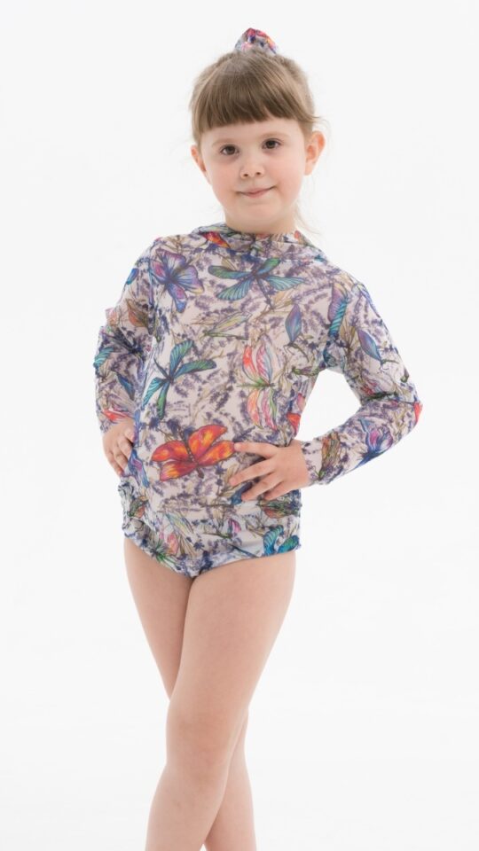 sku: 23002595 | Brand: RoDaSoleil  | Size: 104 110 116 122 128 134 140 146  | Colors: Цветной  | Бренды RoDaSoleil | Детские купальники | Title: Футболка СТРЕКОЗЫ с капюшоном