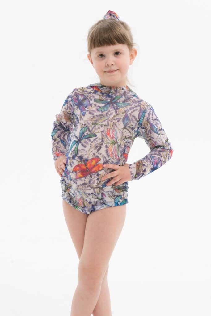 sku: 23002595 | Brand: RoDaSoleil  | Size: 104 110 116 122 128 134 140 146  | Colors: Цветной  | Бренды RoDaSoleil | Детские купальники | Title: Футболка СТРЕКОЗЫ с капюшоном