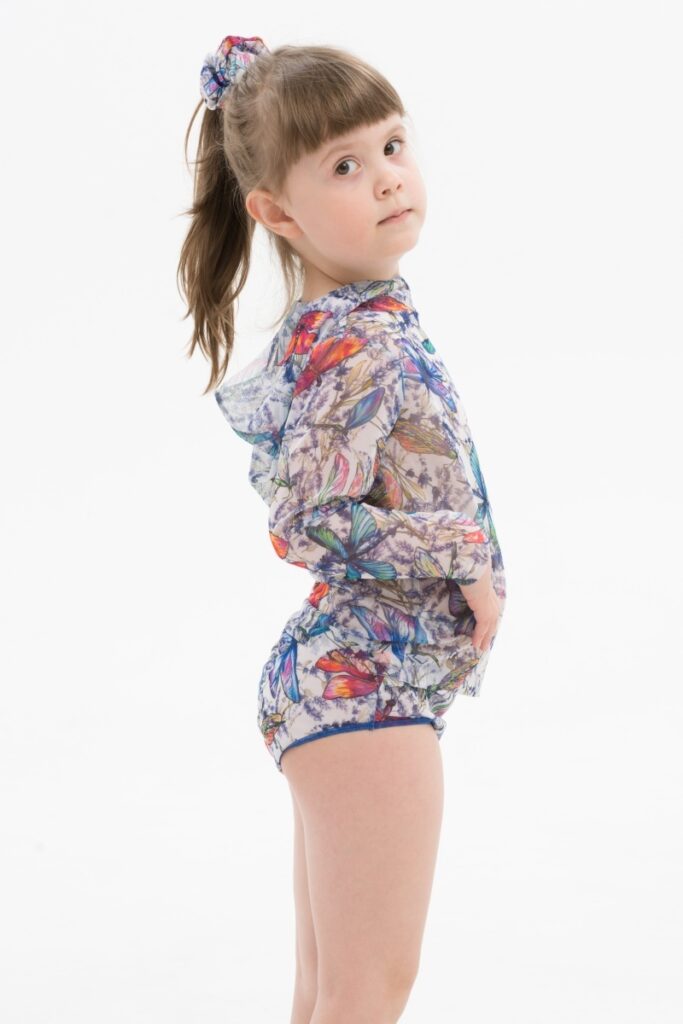 sku: 23002595 | Brand: RoDaSoleil  | Size: 104 110 116 122 128 134 140 146  | Colors: Цветной  | Бренды RoDaSoleil | Детские купальники | Title: Футболка СТРЕКОЗЫ с капюшоном