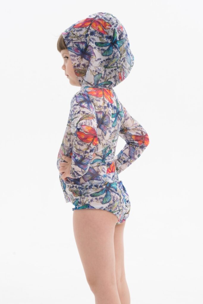 sku: 23002595 | Brand: RoDaSoleil  | Size: 104 110 116 122 128 134 140 146  | Colors: Цветной  | Бренды RoDaSoleil | Детские купальники | Title: Футболка СТРЕКОЗЫ с капюшоном