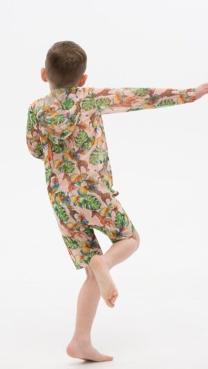 sku: 23002553 | Brand: RoDaSoleil  | Size: 104 110 116 122 128 134 140 146  | Colors: Цветной  | Бренды RoDaSoleil | Детские купальники | Title: Футболка ЖИРАФЫ с капюшоном