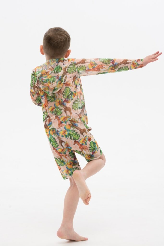 sku: 23002553 | Brand: RoDaSoleil  | Size: 104 110 116 122 128 134 140 146  | Colors: Цветной  | Бренды RoDaSoleil | Детские купальники | Title: Футболка ЖИРАФЫ с капюшоном