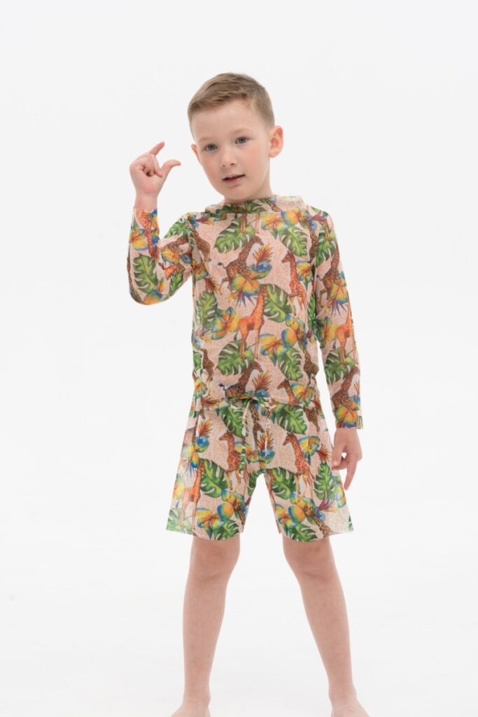 sku: 23002553 | Brand: RoDaSoleil  | Size: 104 110 116 122 128 134 140 146  | Colors: Цветной  | Бренды RoDaSoleil | Детские купальники | Title: Футболка ЖИРАФЫ с капюшоном