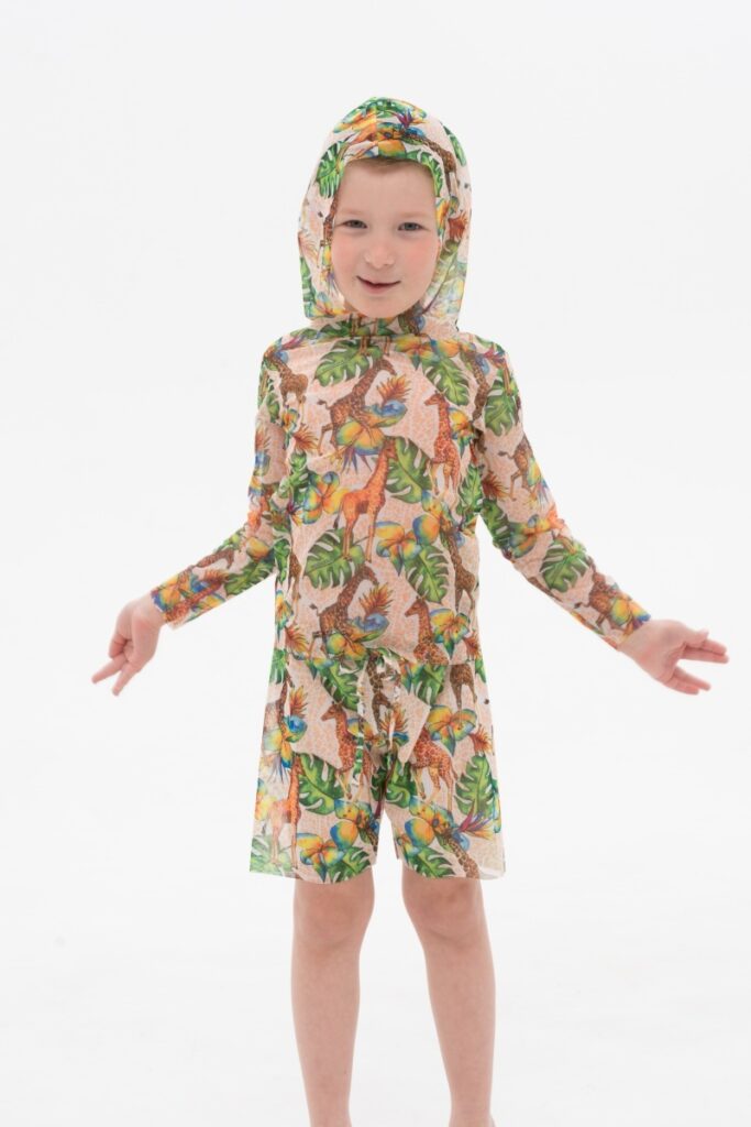 sku: 23002553 | Brand: RoDaSoleil  | Size: 104 110 116 122 128 134 140 146  | Colors: Цветной  | Бренды RoDaSoleil | Детские купальники | Title: Футболка ЖИРАФЫ с капюшоном